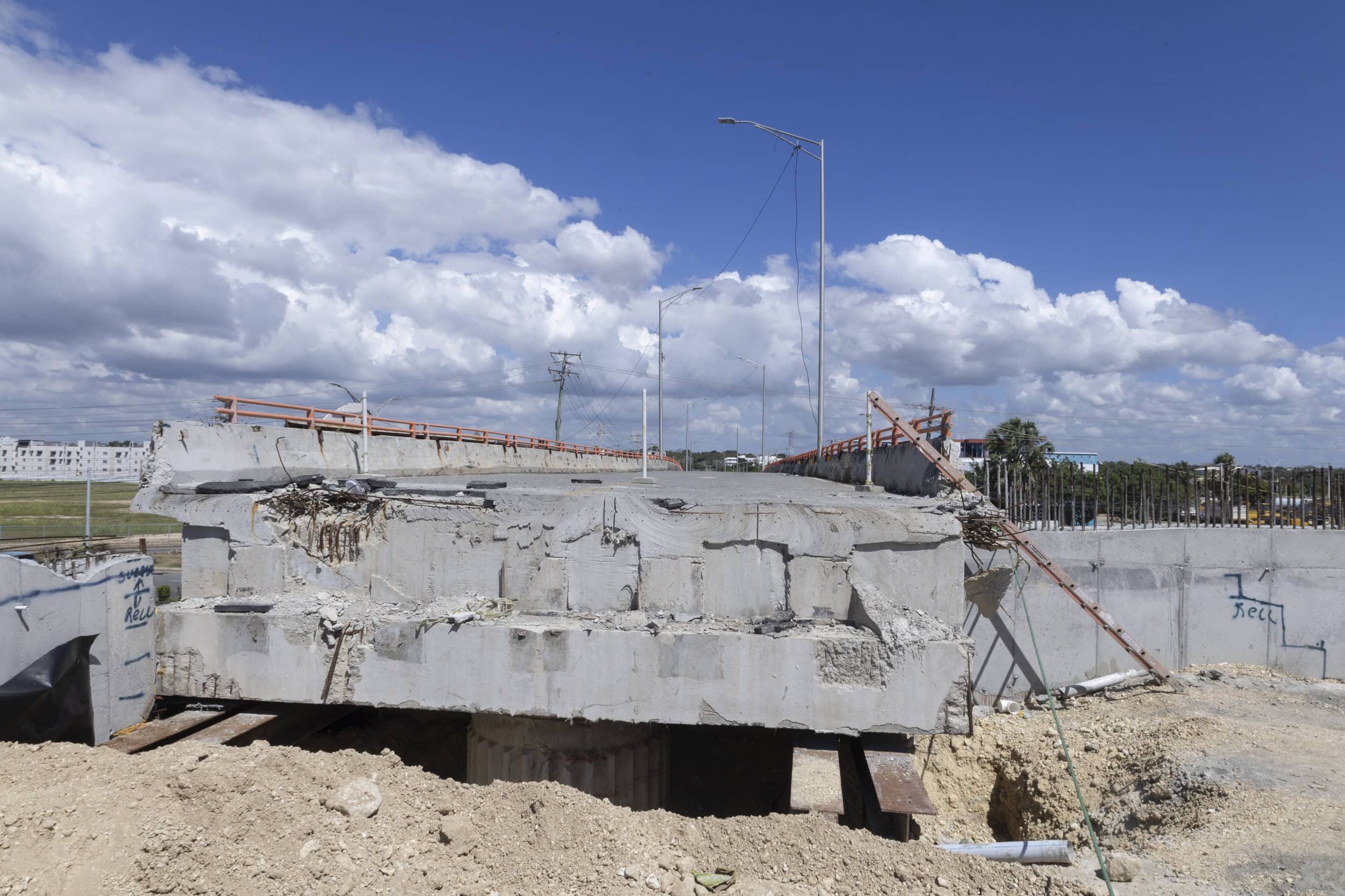 La vigas que fueron retiradas de la vieja estructura.