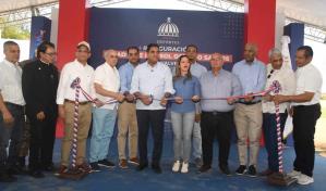 El ministro de Deportes Kelvin Cruz inaugura play e inicia remozamiento de multiuso en Mao