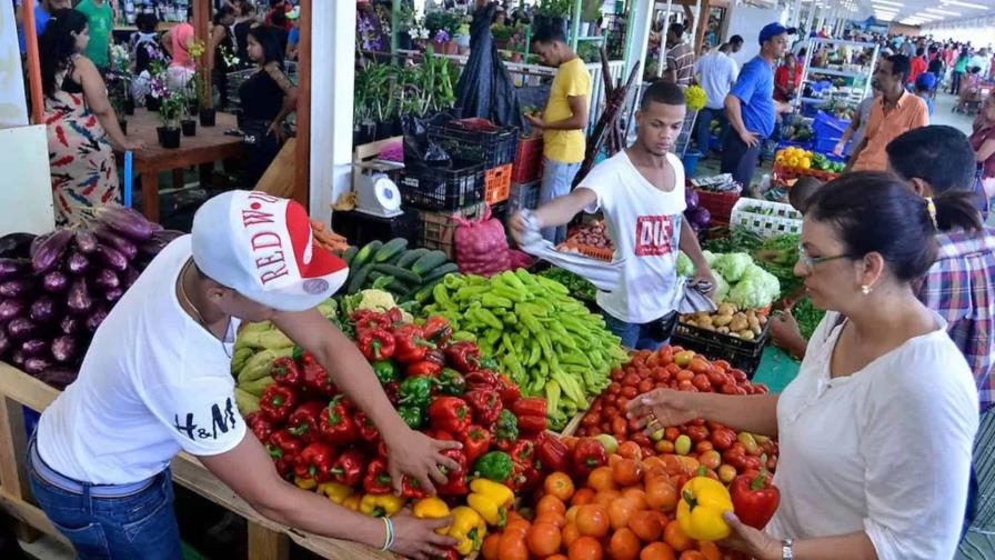 El Gobierno dice que el salario mínimo de las grandes empresas cubre el costo de la canasta básica El Gobierno dice que el salario mínimo de las grandes empresas cubre el costo de la canasta básica