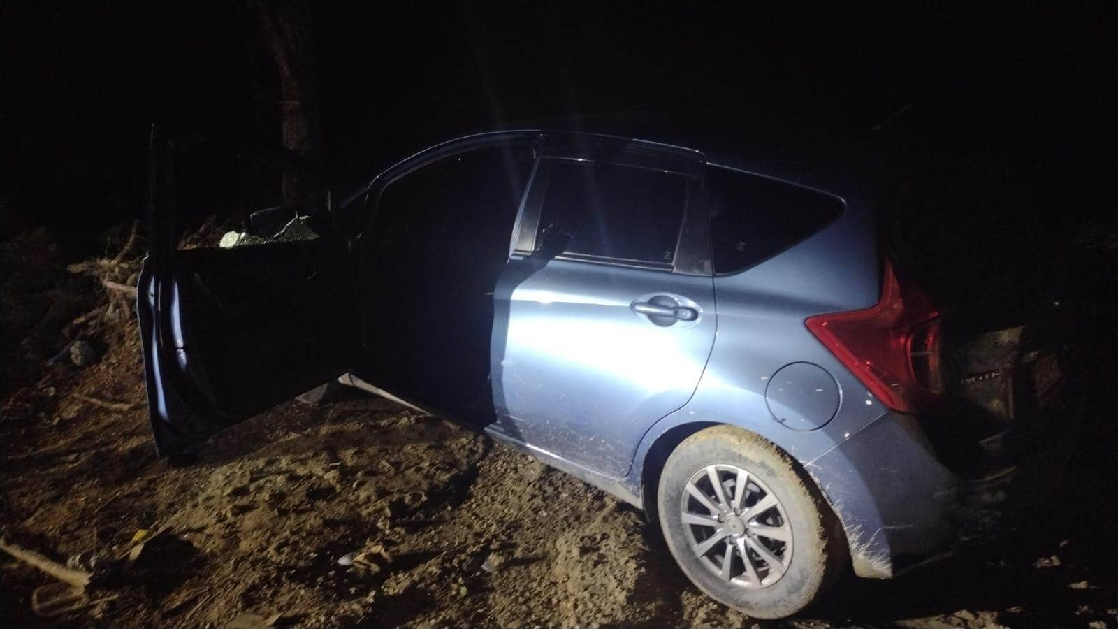 Imagen de un vehículo Nissan Note, color azul, incautado en el operativo.