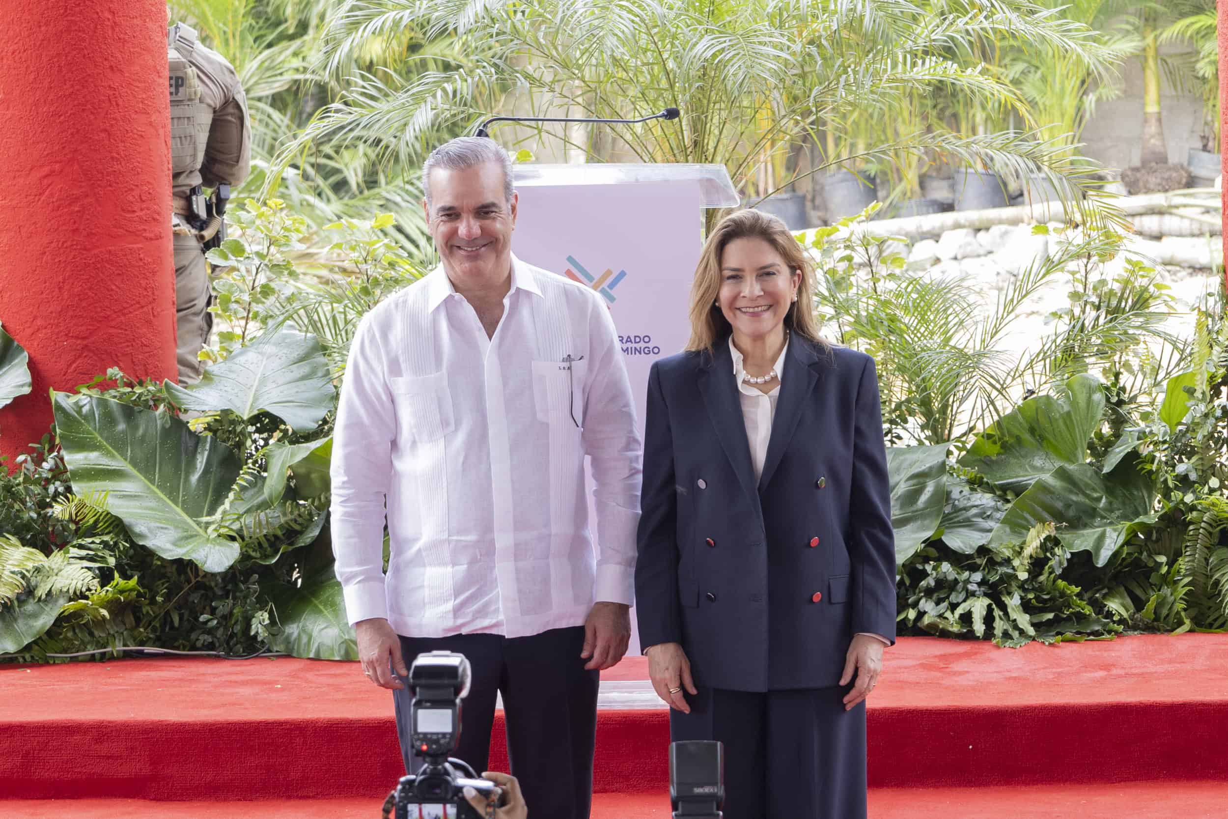 El presidente Abinader y la alcaldesa carolina Mejía.