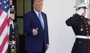 Juez rechaza restablecer el acceso de la AP a la Casa Blanca, pero insta al gobierno a reconsiderar