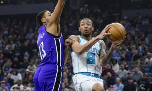 Zach LaVine anota 42 puntos y Bulls vencen a los Kings