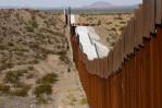 EE.UU. deportará a mujer migrante que fue empujada por coyotes en el muro fronterizo