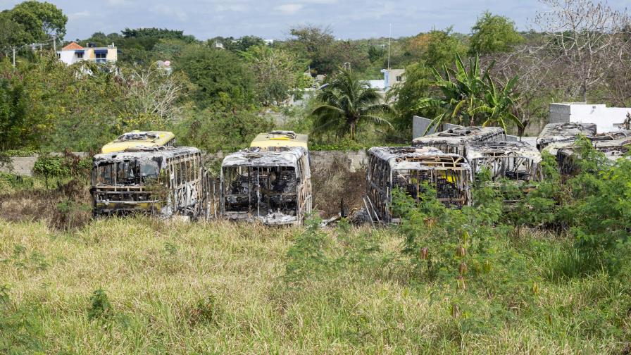 Bomberos y Caribe Tours investigan incendio de chatarras de autobuses