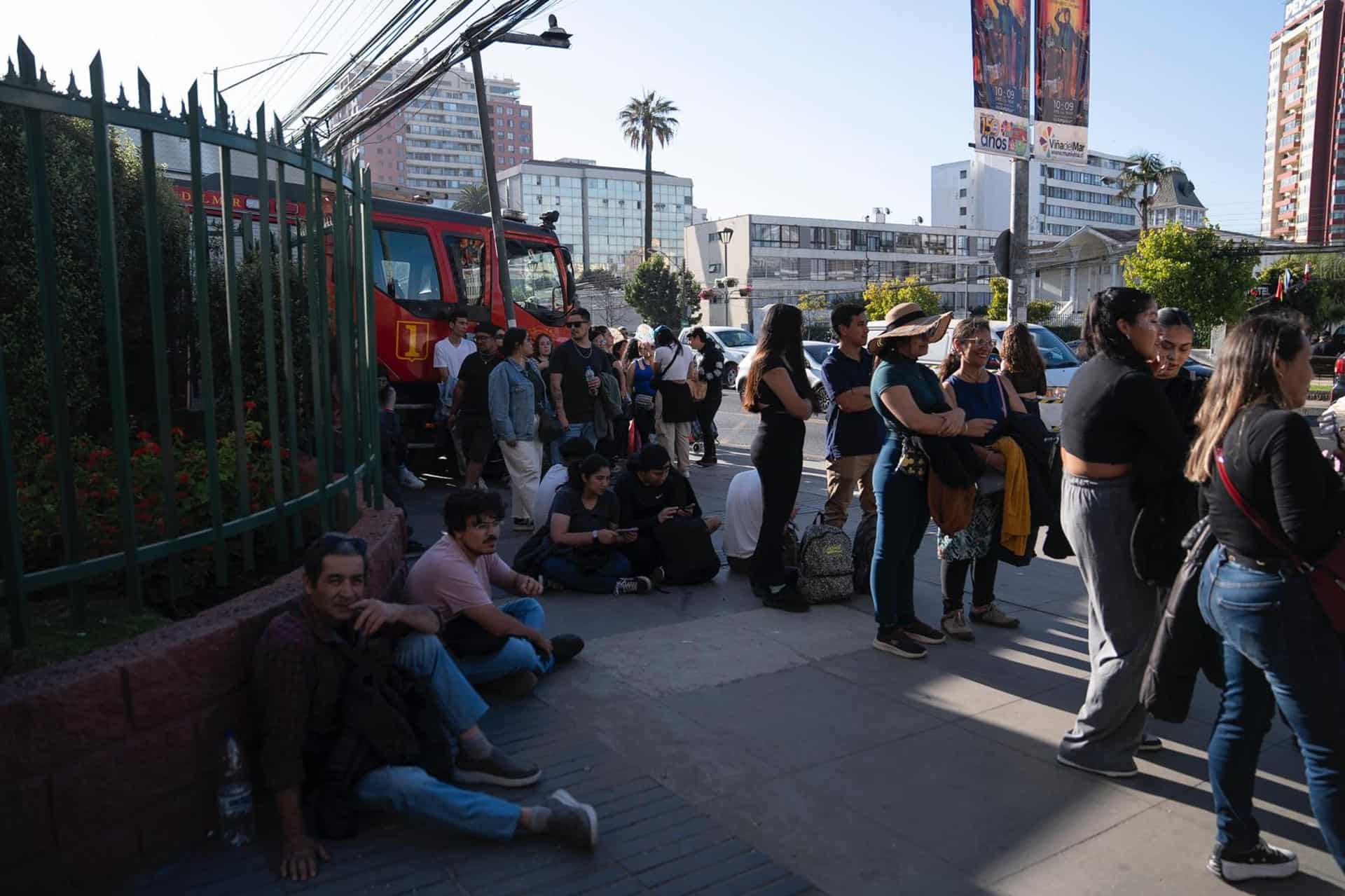 Mensen staan ​​dinsdag in de rij om het Quinta Vergara-terrein te betreden, waar het Viña del Mar International Festival plaatsvindt (Chili).