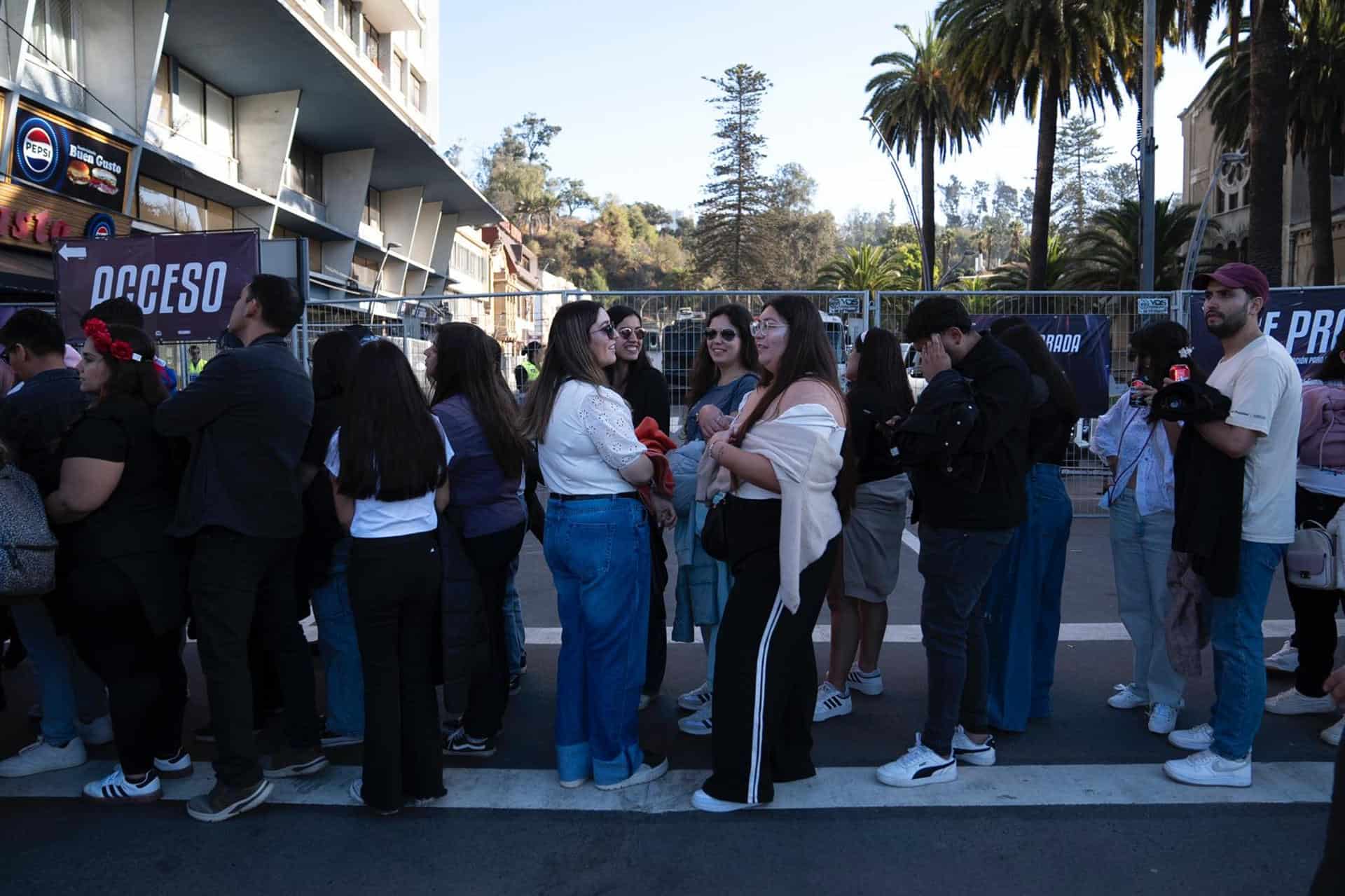 Mensen staan ​​dinsdag in de rij om het Quinta Vergara-terrein te betreden, waar het Viña del Mar International Festival plaatsvindt (Chili).