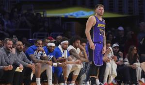 Doncic logra triple-doble ante su equipo anterior y Lakers derrotan 107-99 a Mavericks