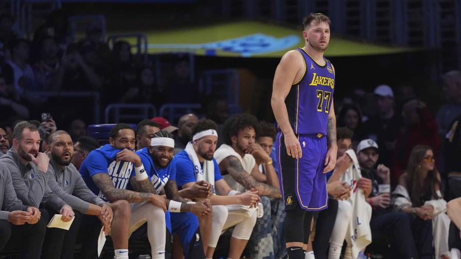 Doncic logra triple-doble ante su equipo anterior y Lakers derrotan 107-99 a Mavericks