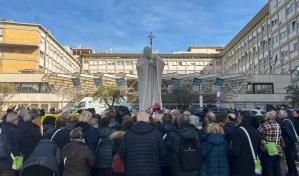 El papa encadena otra mejoría en sus problemas respiratorios tras trece días hospitalizado
