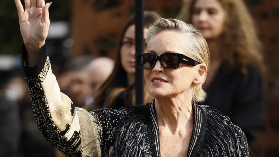 La actriz Sharon Stone asiste al desfile de Antonio Marras en la pasarela de Milán