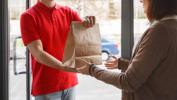 El precio de la comodidad: ¿pedir comida por las aplicaciones o ir a la sucursal?