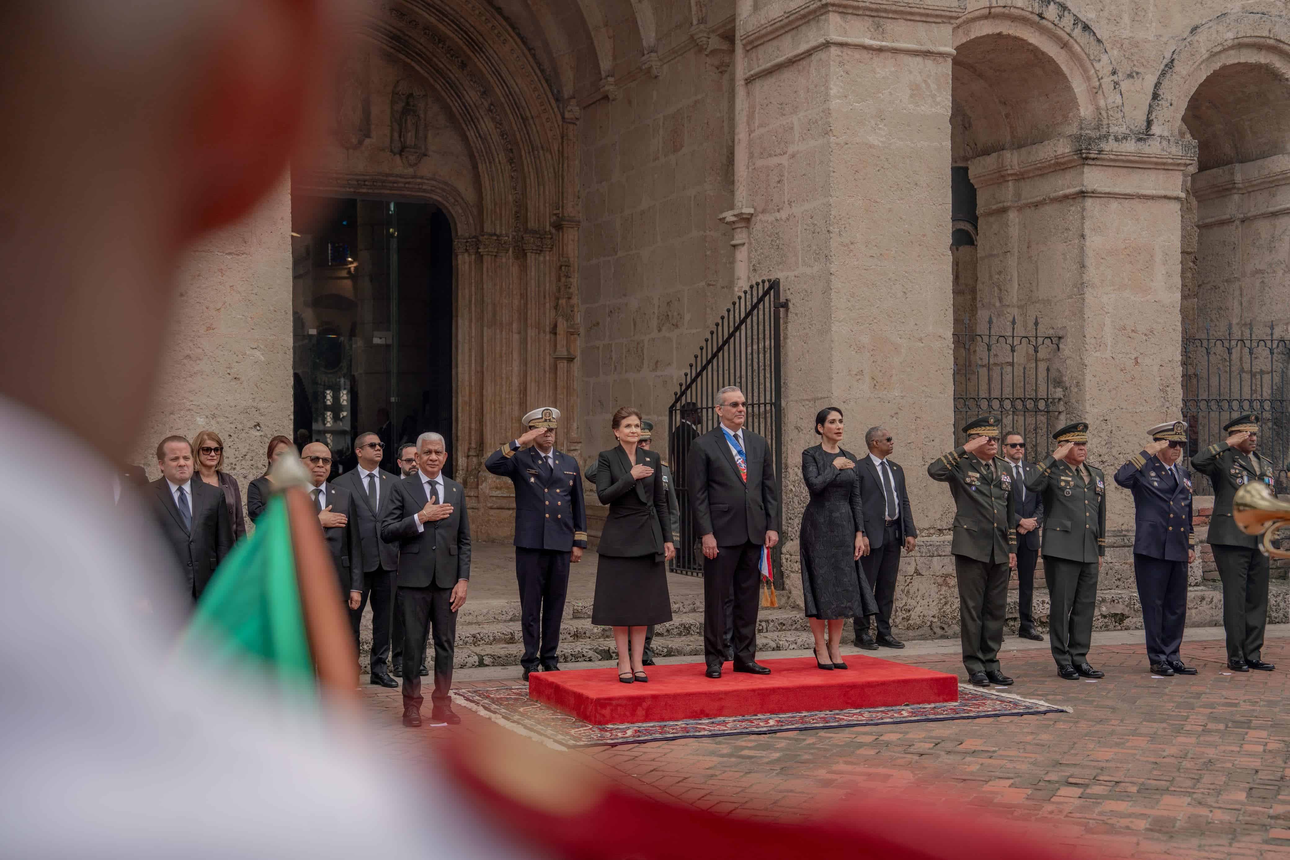 Imagen de las autoridades fuera de la Catedral.