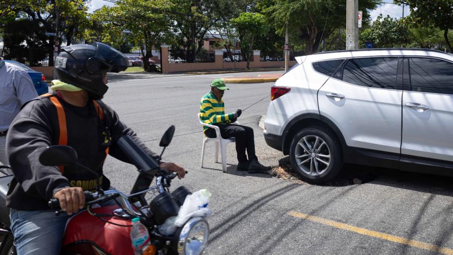 Caasd corrige fuga de agua, pero deja sin asfaltar la zona afectada Caasd corrige fuga de agua, pero deja sin asfaltar la zona afectada