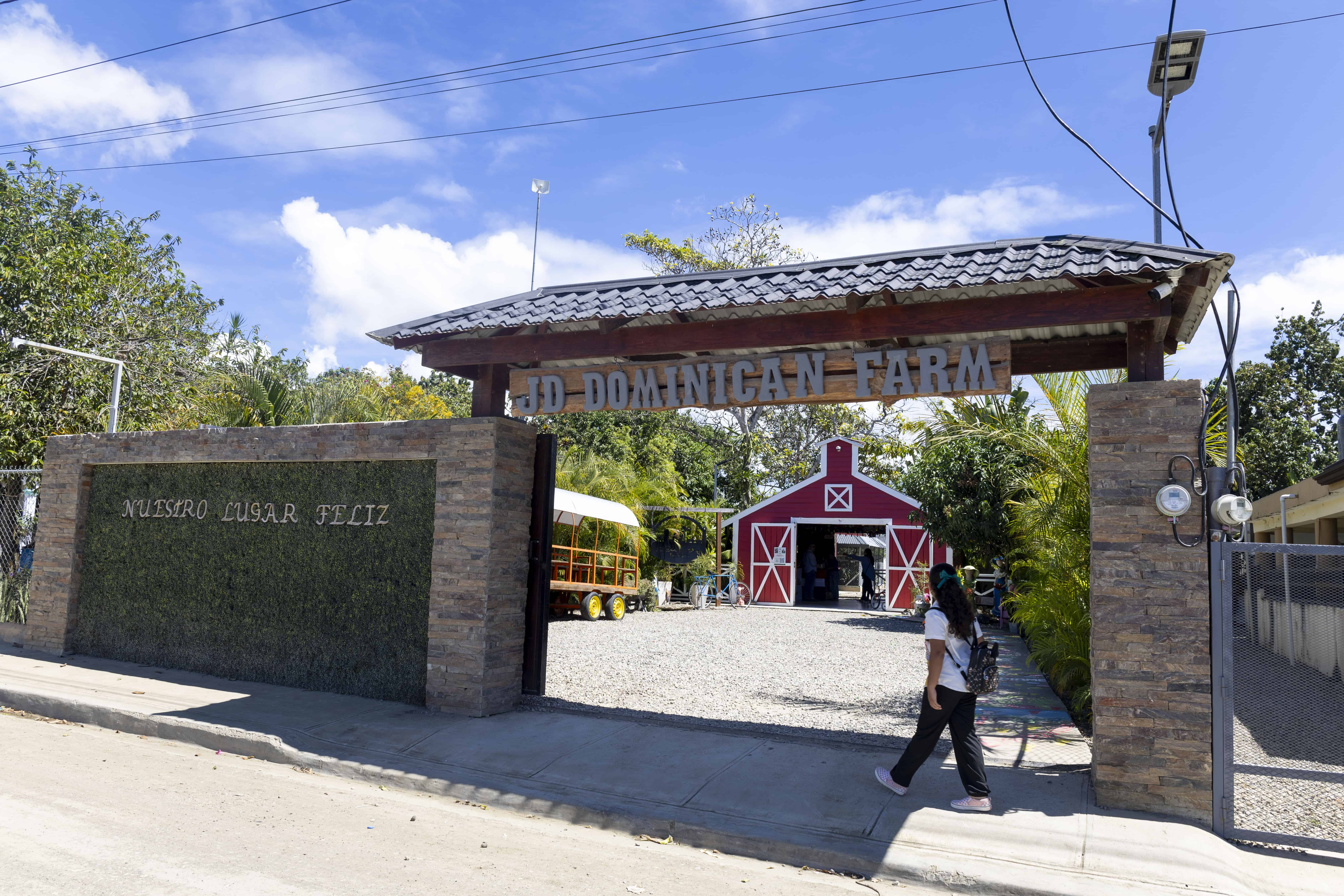 Entrada a la granja temática JD Dominican Farm. 