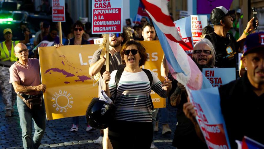 Decenas de personas protestan en Puerto Rico contra la política migratoria de Donald Trump