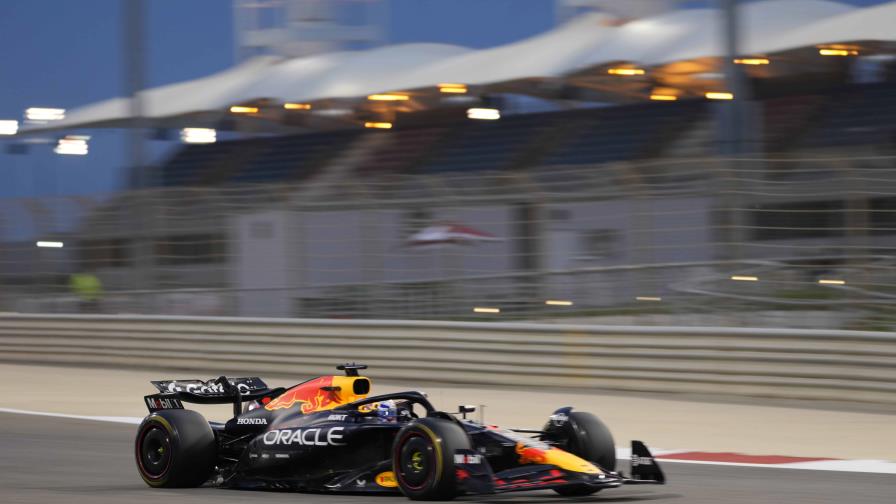 Pruebas de F1 se detienen cuando un autobús circula en la pista de Bahréin Pruebas de F1 se detienen cuando un autobús circula en la pista de Bahréin