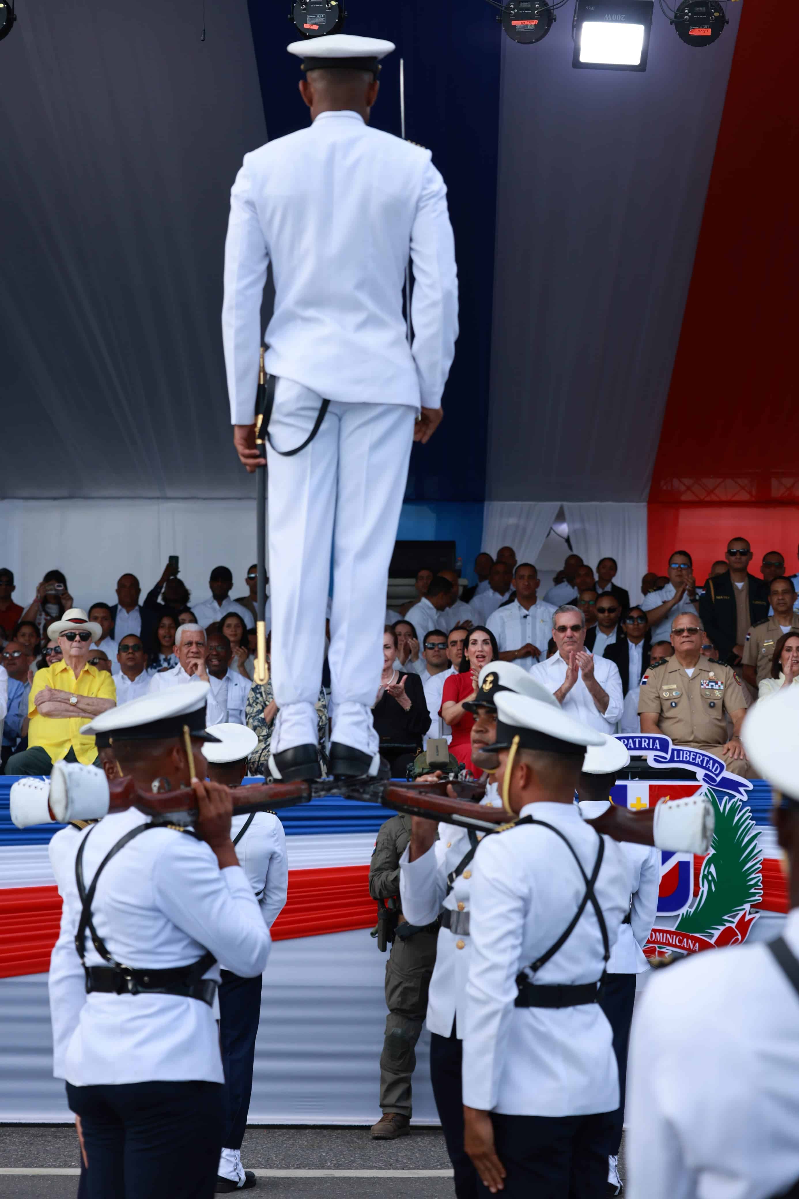 Marinos hacen acrobacias frente al jefe de Estado