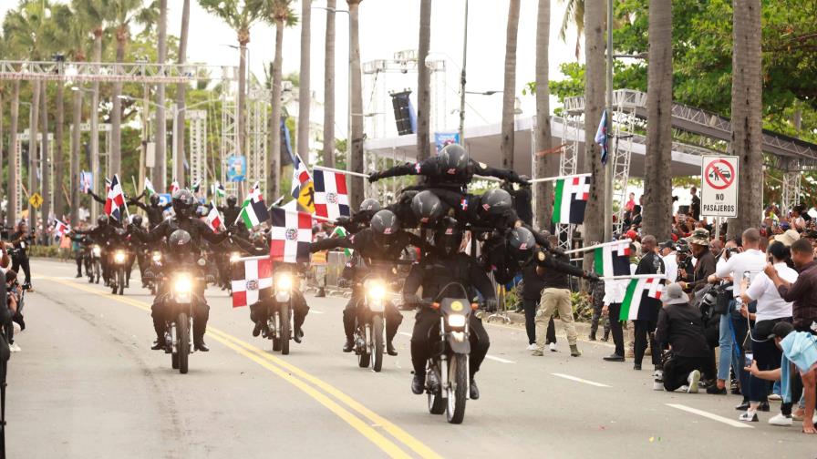 Cientos se deleitan con el armamento y destrezas en el desfile militar