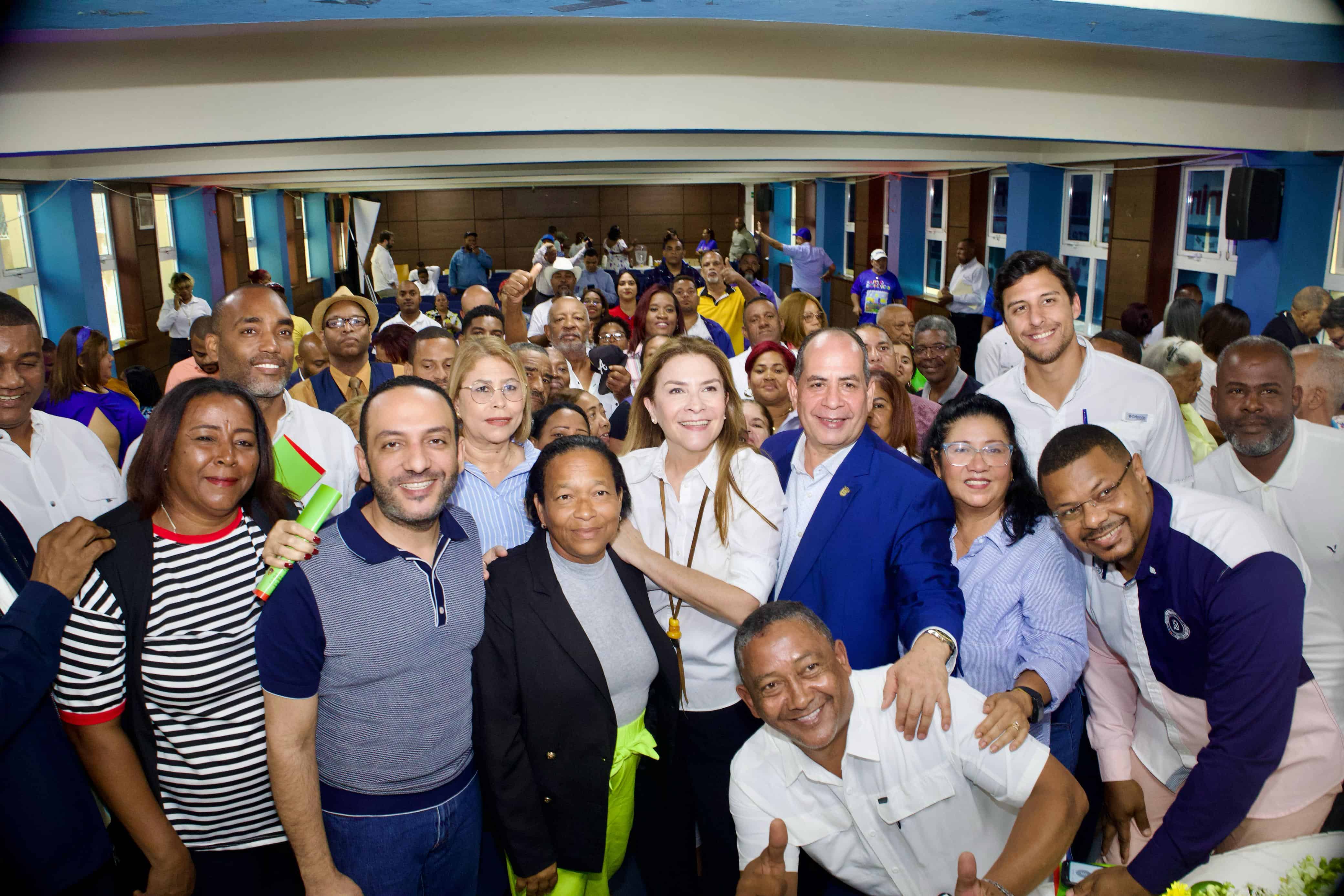 La alcaldesa Carolina Mejía junto a participantes en el cabildo abierto.