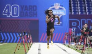 Maxwell Hairston de Kentucky corre 40 yardas en 4,28 segundos en el 2do día del combine de NFL