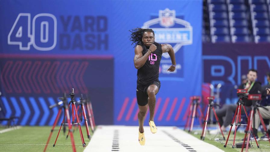 Maxwell Hairston de Kentucky corre 40 yardas en 4,28 segundos en el 2do día del combine de NFL Maxwell Hairston de Kentucky corre 40 yardas en 4,28 segundos en el 2do día del combine de NFL