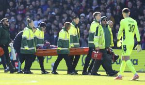 Portero del Millwall expulsado por patear en la cara a delantero del Palace en la Copa FA