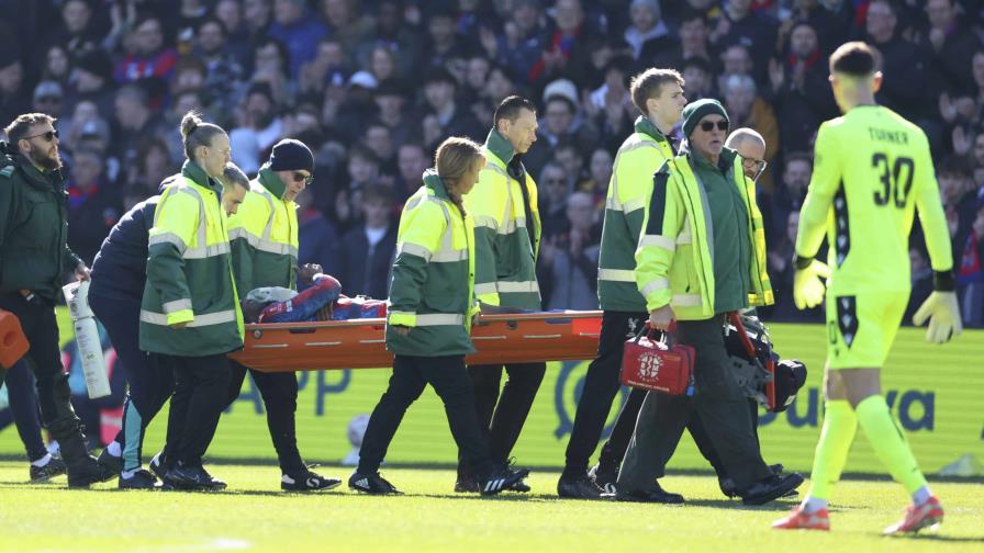 Portero del Millwall expulsado por patear en la cara a delantero del Palace en la Copa FA