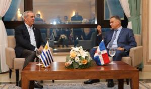 Abinader sostiene reunión con Yamandú Orsi, presidente electo de Uruguay