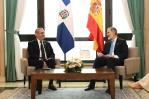 El presidente Luis Abinader se reúne con el rey de España en Uruguay