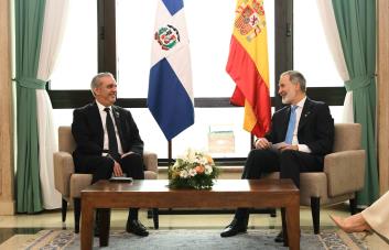 El presidente Luis Abinader se reúne con el rey de España en Uruguay