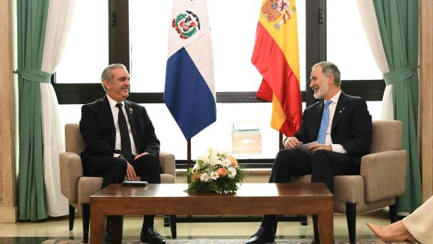 El presidente Luis Abinader se reúne con el rey de España en Uruguay