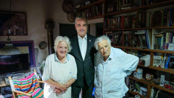 Esto dice la dedicatoria del libro que le regaló Pepe Mujica a Abinader