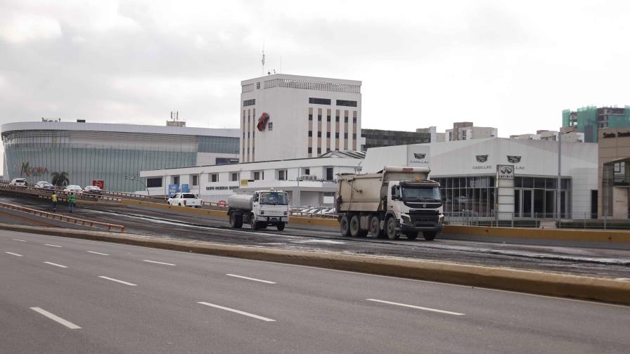 Ministerio de Obras Públicas repavimenta tramo del elevado de la John F. Kennedy