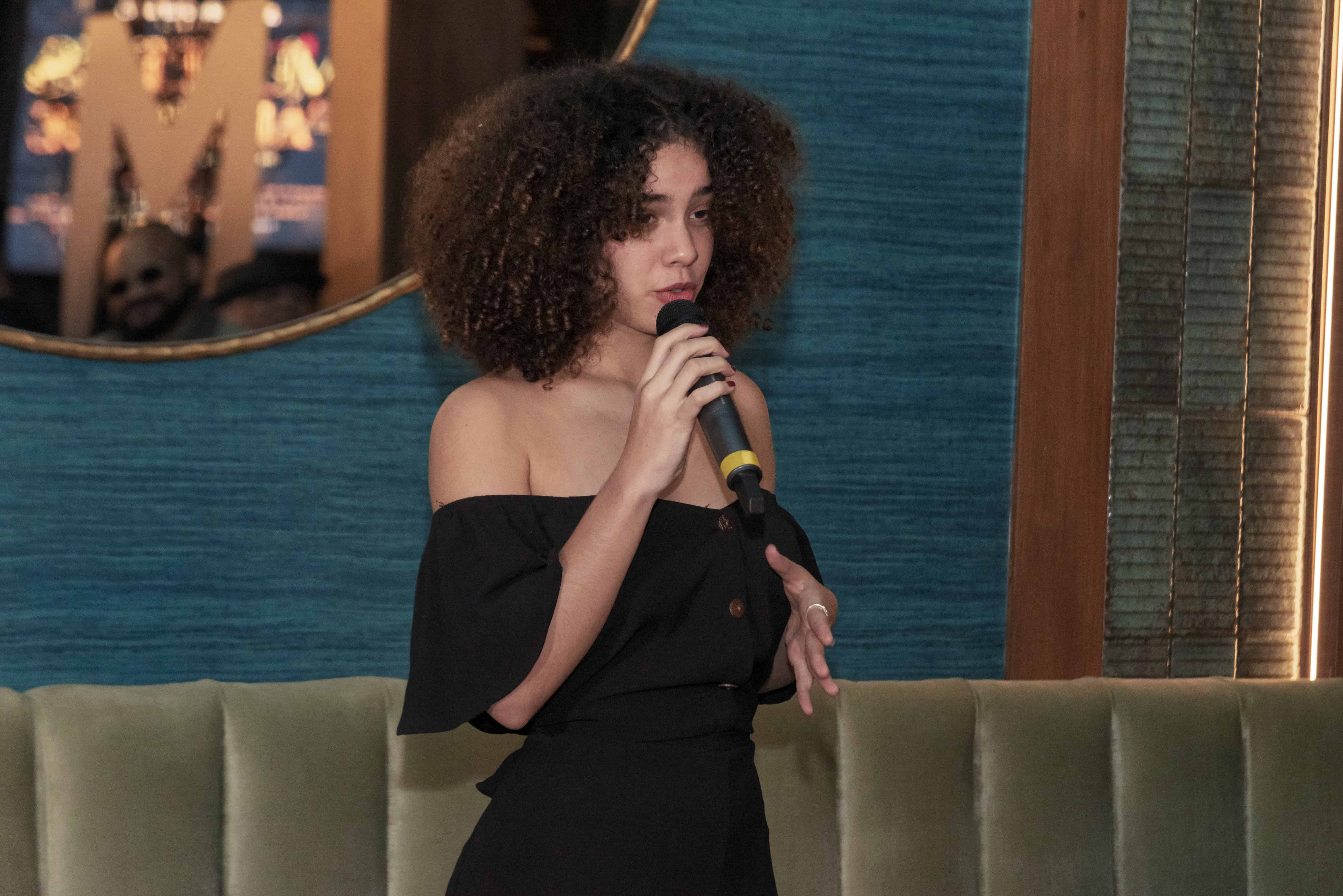 La artista Avril Lazala durante su presentación.