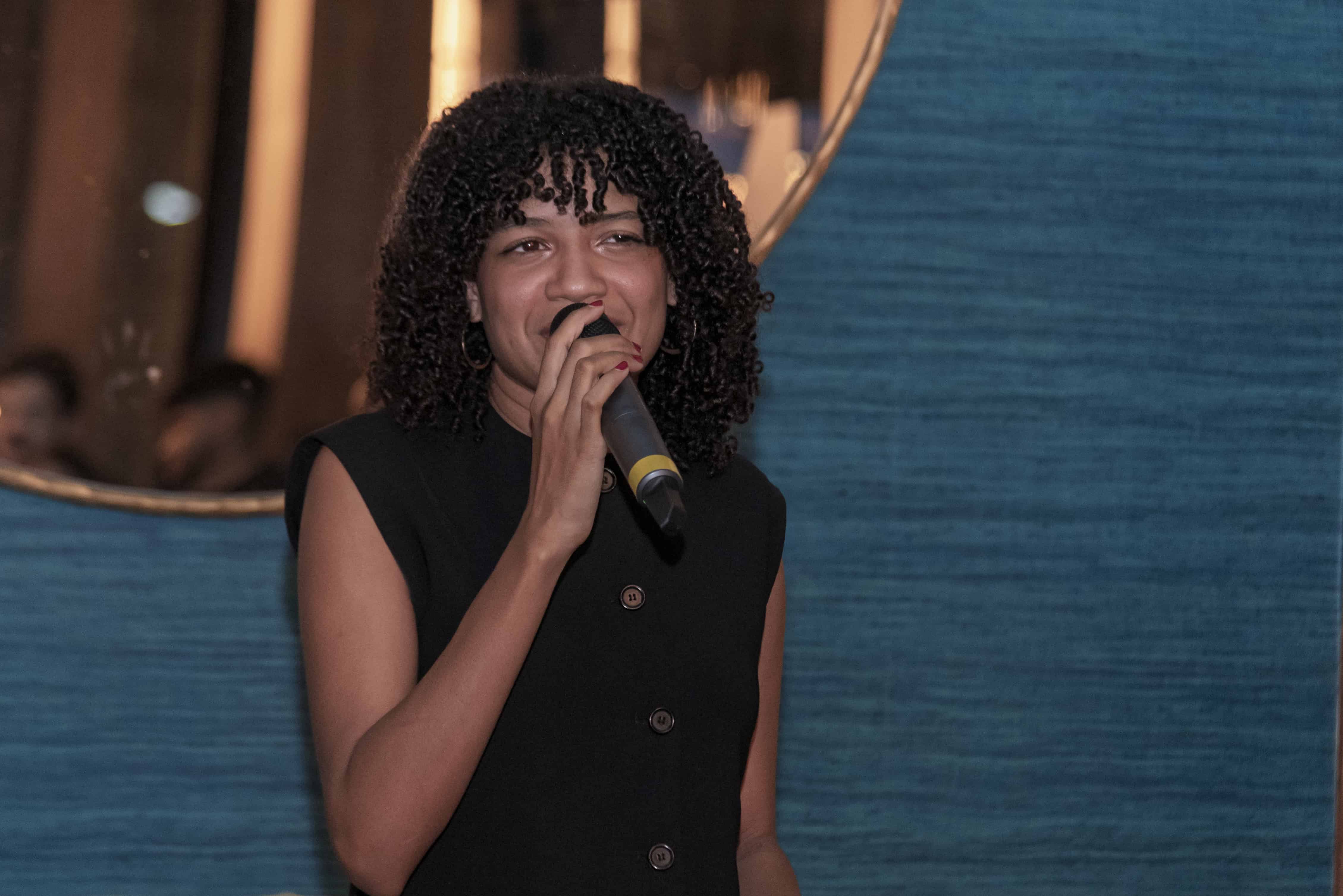 La cantante Amanda Sánchez durante su presentación.