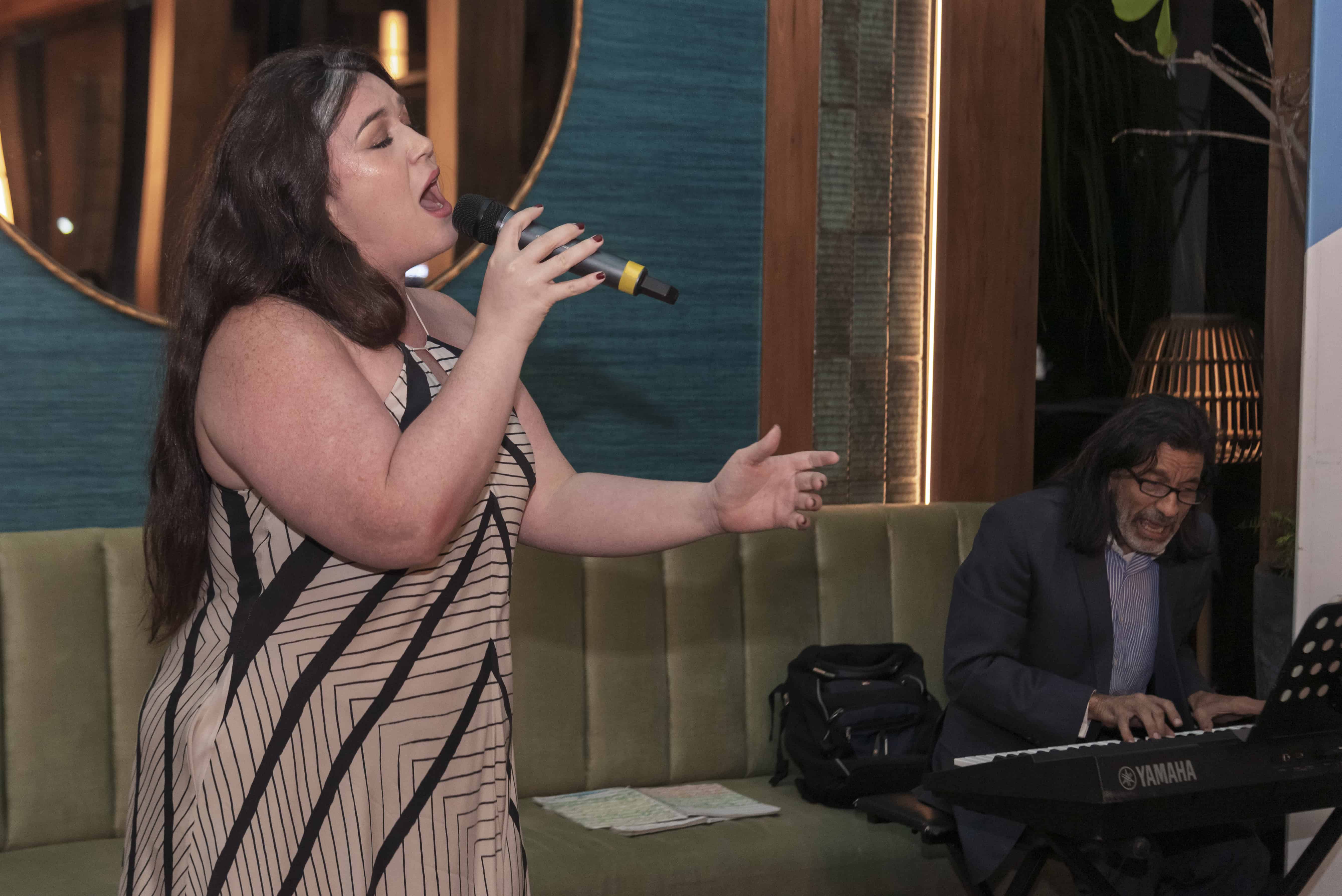 La artista María del Mar junto a Gus Rodríguez.