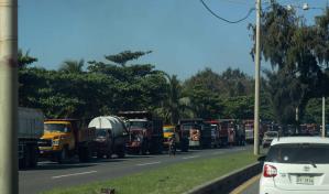 Protestas de camioneros ante la resolución que limita el tránsito por la Autopista 30 de Mayo
