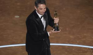 Sean Baker gana el Óscar al mejor guión original por Anora
