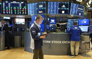 Wall Street abre en rojo horas antes de que se conozcan los aranceles globales de Trump