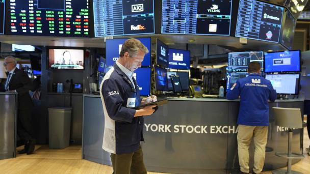 Wall Street abre en rojo horas antes de que se conozcan los aranceles globales de Trump
