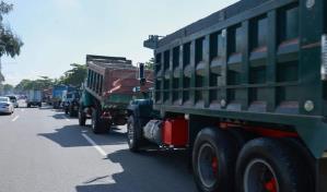 Camioneros protestan en la autopista 30 de Mayo por restricción de tránsito Camioneros protestan en la autopista 30 de Mayo por restricción de tránsito