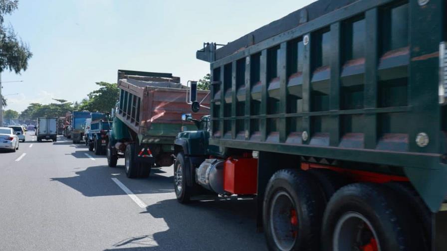 Camioneros protestan en la autopista 30 de Mayo por restricción de tránsito Camioneros protestan en la autopista 30 de Mayo por restricción de tránsito