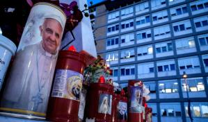 El papa recibe en el hospital a autoridades vaticanas para seguir la situación del mundo