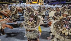 Las escuelas de samba reivindican la herencia africana en Brasil durante el primer día de desfiles