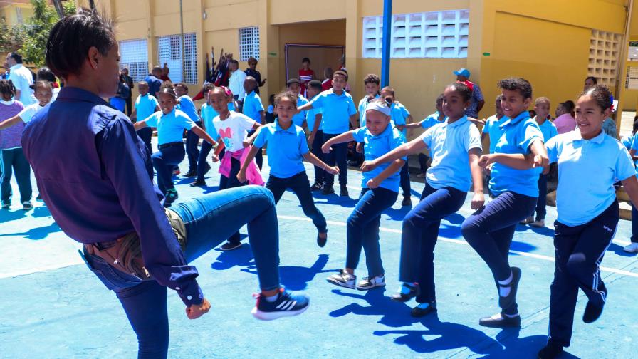 INEFI impacta la educación física en Cotuí con remozamiento de canchas y entrega de utilería INEFI impacta la educación física en Cotuí con remozamiento de canchas y entrega de utilería