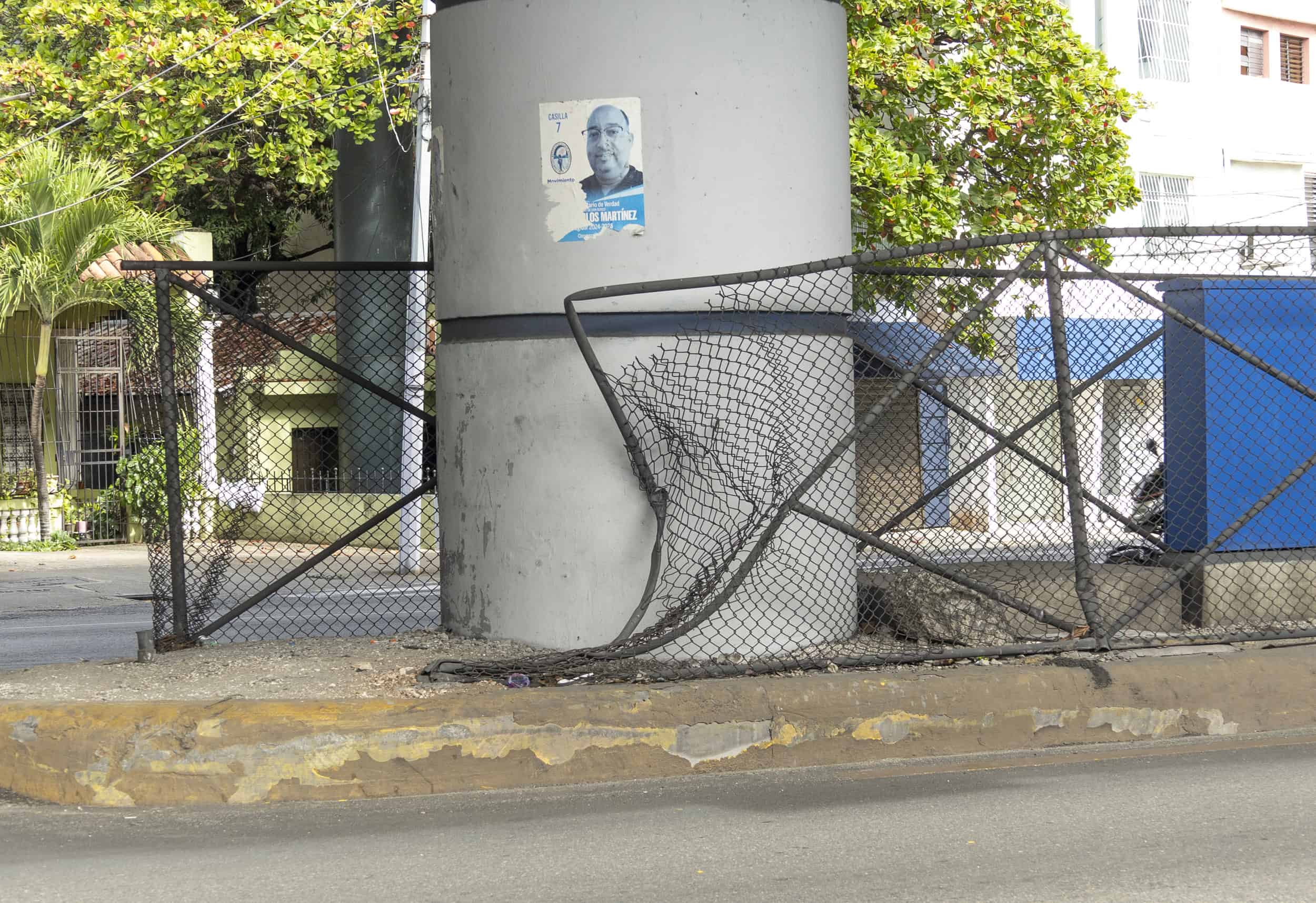 Parte de la malla en la isleta del elevado de la 27 de Febrero está destruida.