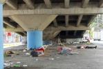 Espacios descuidados bajo los elevados: refugios de indigentes y basura en el Distrito Nacional Espacios descuidados bajo los elevados: refugios de indigentes y basura en el Distrito Nacional