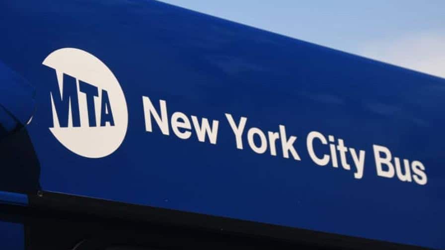 Adolescente mata a tiros a un hombre dentro de un autobús de Nueva York, según la Policía Adolescente mata a tiros a un hombre dentro de un autobús de Nueva York, según la Policía