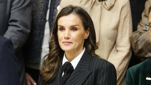 La reina Letizia se suma a la tendencia del traje sastre masculino, muy femenino
